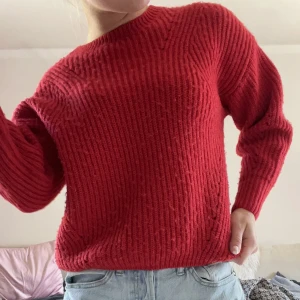 Stickad tröja  - Stickad tröja från New look i storlek  S. Mjuk och lite tjockare. Superfin röd färg !