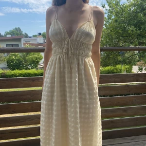 Gul sommarklänning - Slutsåld klänning från Gina tricot som är såå vacker nu på sommaren! Har inte kommit till användning och har lappen kvar, nypris 600kr💞