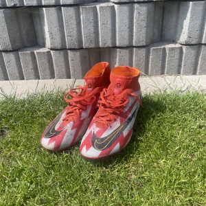 Fotbollskor  - Säljer nu mina fotbollskor då jag slutat spela. Använda ett fåtal gånger!