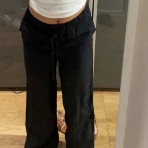 Linnebyxor zara - Inte så använda linnebyxor från zara i svart. Sitter low waist beroende på hur man vill ha de. Pris kan diskuteras.