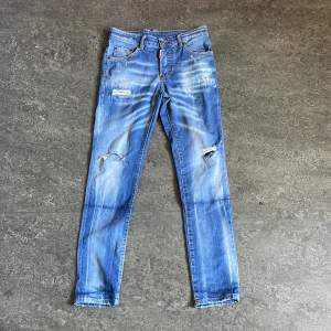 Blå dsquared2 jeans som är försmå, har använt ett par gånger men är fortfarande i bra skick. De är ganska små i storleken.