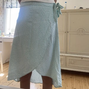 Turkos somrig långtjol - Superfin blå/turkos tjol!😍 aldrig använd! Säljer pga ingen användning. Luftig och lite semester känsla på den. Stockholmsstil, preppystil och typ vsco. Perfekt till stranden eller bara vanligt!   Räcker till knäna. (Är 173 cm)