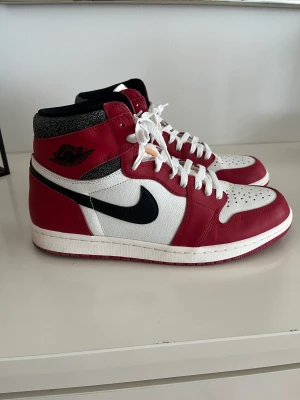Nike air jordan 1 lost and found - Köpta från merchsweden  Jag har använt dem 2 gånger med crease skydd  Skick 9.5/10 Inga creases eller liknande  Storlek 45