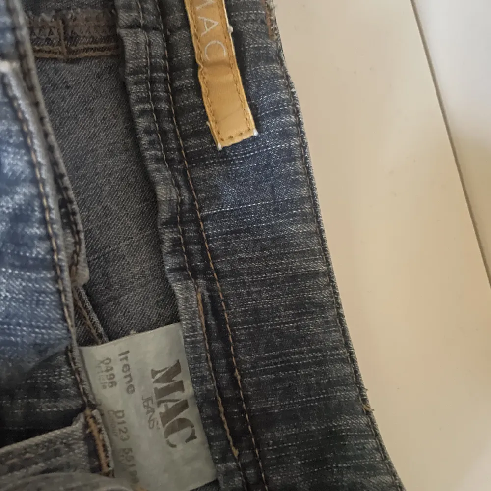 Vintage MAC jeans i midrise. Jättefina flare jeans i perfekt skick utan defekter. Har en söm som går längs mitten av benet vilket är en jättefin detalj. Buda gärna! . Jeans & Byxor.