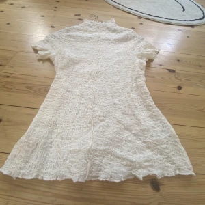 Vit t-shirt  - Super fin vit tröja😍. Säljer  pga inget jsg kan matcha till. Nästan aldrig använd och i toppen skick. T- shirten är i M men passar även S. Materialet är ganska stretchigt.