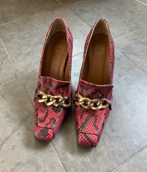 Snygga Atp Atelier skor - Supersnygga skor från Atp Atelier. Strl 37 men fungera för en liten 38. Som nya. Endast använda en gång.  Säljes för 700kr.