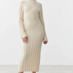 Beige klänning  - Säljer denna fina klänning från Gina tricot pga för stor storlek, har även tappat bort kvittot. Använt en gång🌸