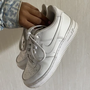 Air force 1 Stl 36 - Airforce1 i Stl 36 använda men i bra skick. Kommer tvätta de innan de skickas. Säljs då jag köpt nya och dessa är för små för mig. 