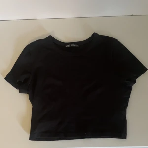 T-shirt  - Svart croppad T-shirt från Zara. Knappt använd och i bra skick. 