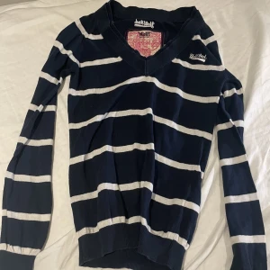 Randig tröja - En mysig randig mörkblå tröja, jätte fin passform och ett unikt märke. Aldrig använd, inga defekter, storlek S