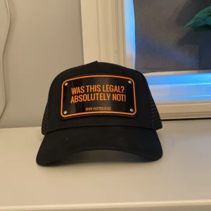 John hatter & co, keps - Hej! Jag säljer nu min John hatter & co keps då jag tycker den inte passade mig! Den är helt ny köpt förra veckan så skicket är 10/10! Kan gå ner i pris vid snabb affär!