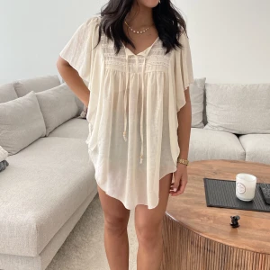 Vit blus  - En sjukt snygg och fin blus som är vödligt overaized men går att styla på flera olika sätt🥰