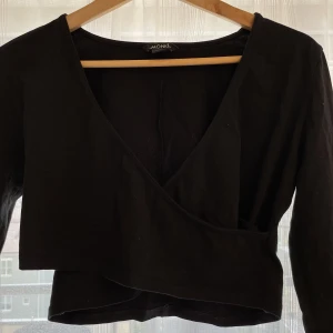 Omlott-tröja, Monki - Omlott-tröja från monki, kroppad modell.