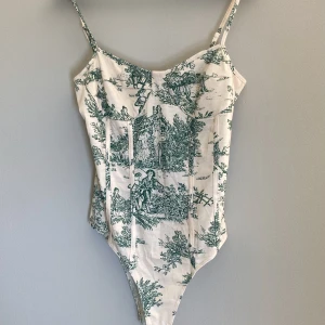 Body med mönster  - Fin korsettlikanande body med mönster. Var lite för stor för mig så säljer den istället :) 