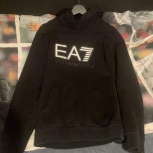 Tjena tänkte sälja en EA7 hoodie som är i ett bra skick och använd några gånger men går att använda många många gånger till jag säljer den för att den it passar och vara sitter i garderoben, hör av er för frågor osv