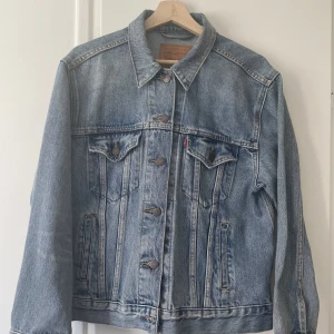 LEVIS  The original trucker jacket - NY LEVISjacka, Säljes pga dammodell ej passar mig, endast använd 1 gång. Loose passform (Classic fit, ej tight) Orginal nypris 1369:- Läs mer om modellen här: https://www.levi.com/SE/sv_SE/klader/dam/the-original-truckerjacka/p/299450063