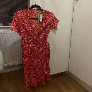 Säljer en röd fin klänning från Vero Moda med knyte. Aldrig använd med prislappen kvar❤️