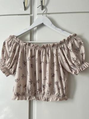 Off shoulder topp - En jättefin offshoulder topp från Gina tricot med ett jätte fint mönster. Materialet är väldigt skönt så passar bra nu till sommaren. Den säljs tyvärr inte på Gina längre. 