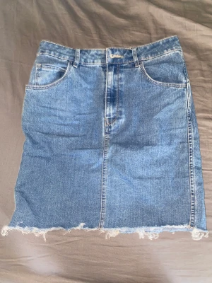 Jeanskjol - Snygg jeanskjol som har blivit för liten för mig Har inte använt mycket så de är i bra skick!  Skriv gärna om ni har frågor eller vill se fler bilder! 