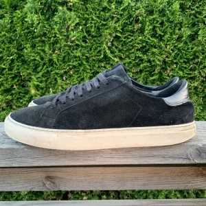 Arigato skor - Hyfsat skick förutom en ganska så sliten sula och arigato texten som nästan suddats ut. Annars väldigt snygga och trendiga!