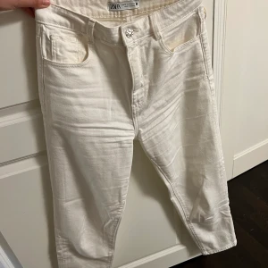 Mom jeans zara - Storlek 36. Använt en gång. Jättefina men för små för mig.