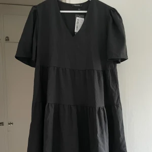 Svart klänning - Svart klänning i storlek 40. Helt oanvänd.