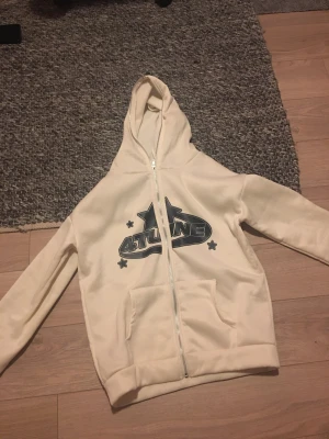 4Tune full zip hoodie  - Nyskick, säljer pågrund av att den var för liten. Tröjan passar för dig som har storlek S. Endast använd 1 gång!