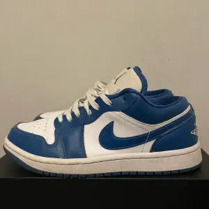 Säljer ett par Jordan 1 low marina blue i mycket gott skick! Storlek 40🕺👟🐠🐠