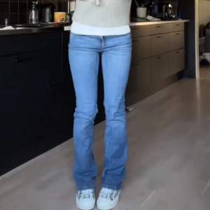 De populära Zara ”ZW bootcut låg midja” jeansen som inte säljs längre och är svåra o få tag i, storlek 32 och ser helt nya ut🤍