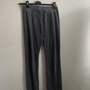 Grå mjukisbyxor  - Grå mjukisbyxor i velourtyg