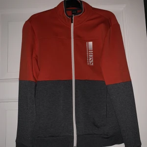 Hugo boss - En Hugo boss tröja Köpt ifrån abcd i Göteborg Storlek M Använd vid 2 tillfällen Pris: 1500 