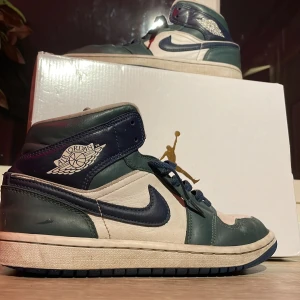 JORDAN 1 MID - Äkta läder skor i blå, grön och vit färg. 