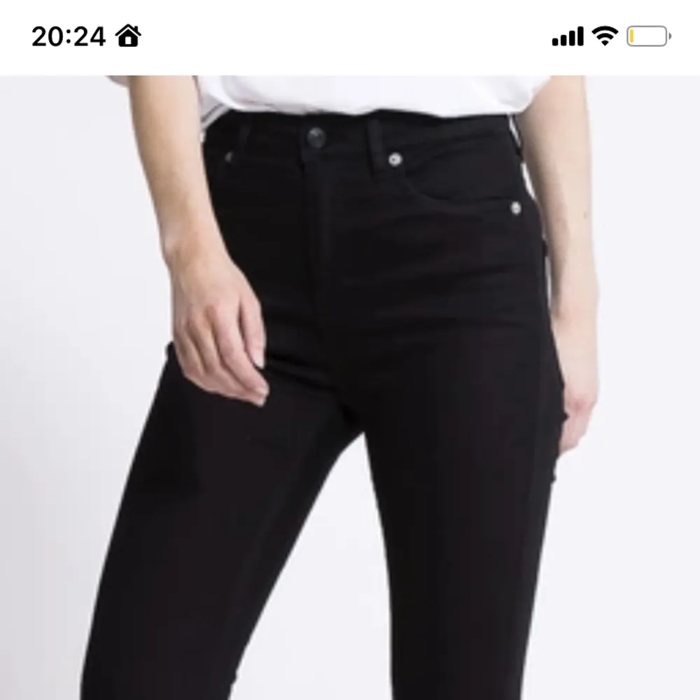 Svarta Jens från lager 157 ordinarie pris 300 kr säljer för 100 kr har använt cirka 6 gånger och är inte slitna alls allt tvättas innan skickat         Strl 34 . Jeans & Byxor.