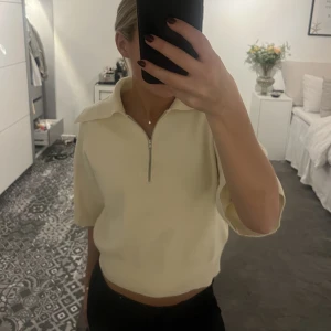 Beige/vit topp  - Super fin och i jätte bra skick! Kommer tyvärr inte till användning för mig 😣😕