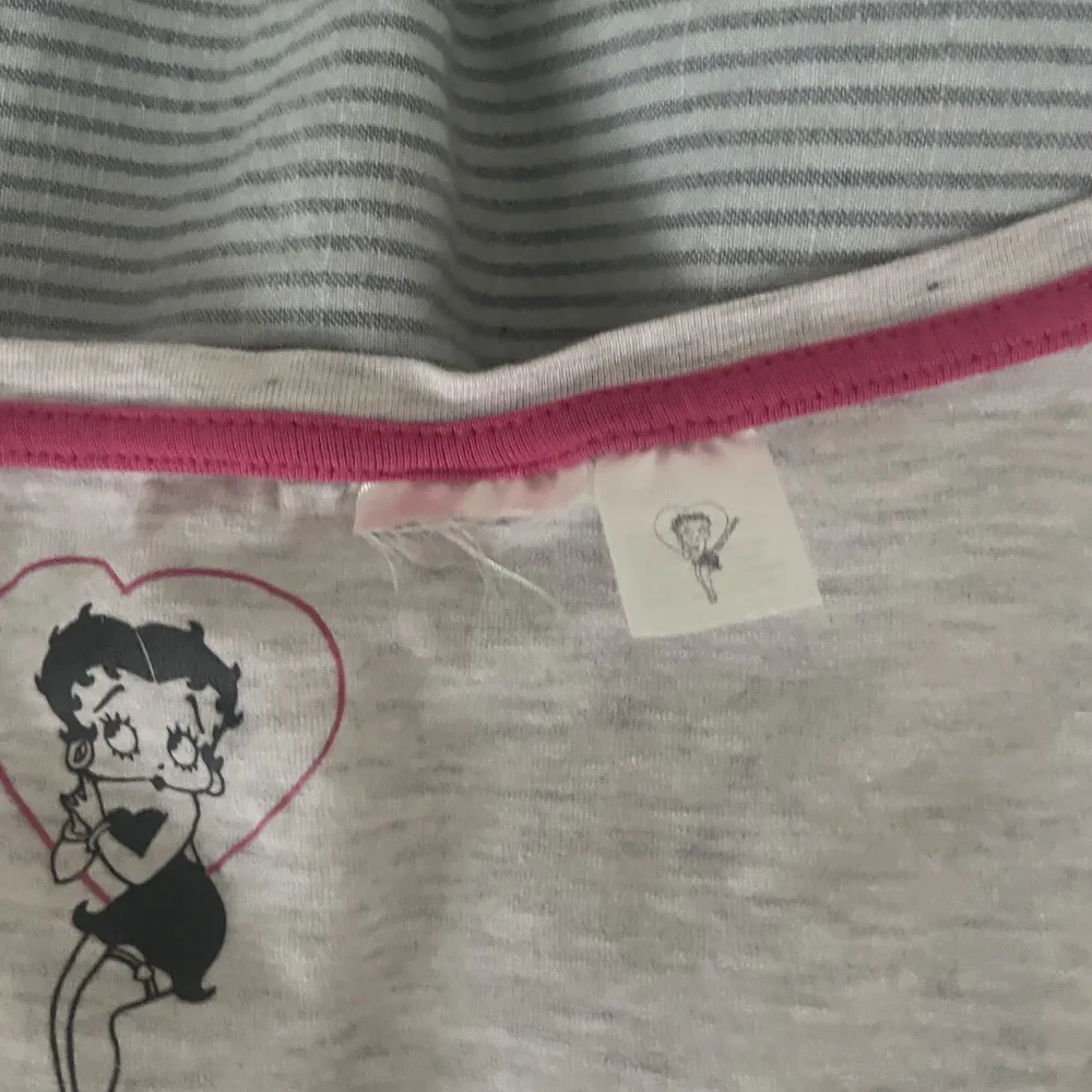 jätte söt betty boop tshirt 🙋‍♀️lappen är bortklippt men skulle säga storlek s . T-shirts.