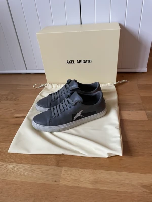 Axel Arigato storlek 42 - Säljer ett par sparsamt använda arigatos clean 90 tape bird i bra skick, nypris 2200kr mitt pris 600kr. Tveka inte på att höra av er vid frågor eller intresse 🙌