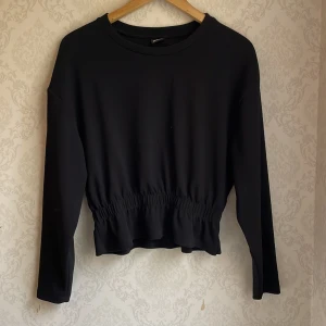 Svart tröja gina - Svart tröja från gina som ”svänger ut” längst ner (se bild 2)🌸