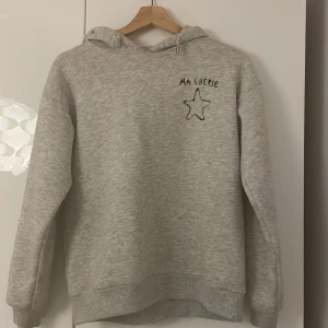 En ”Ma cherie hoodie från Gina Young  - Populär hoodie, jättefin, men kommer bara inte till andvänding 