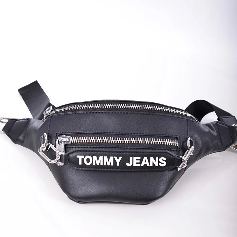 Tommy jeans midjeväska skit snygg men som inte längre kommer till användning . Väskor.