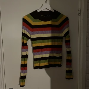 Randig tröja - En randig gina-tröja som sitter rätt tajt. Skulle säga att den är lite stor i storleken.