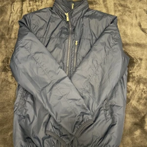 J.Lindeberg jacka - Mörkblå j.Lindeberg jacka i fint skick.