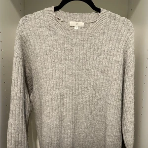 Stickad tröja  - En stickad tröja från HM som är relativt ny.