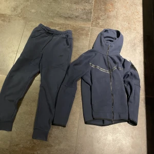 Nike tech  - Nike tech fleece set i storleken xs och i färgen navy blue. Använd ett fåtal gånger, skick 9/10. Säljs för att jag inte använder de längre.