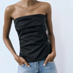 Zara top - Säljer nu denna zara toppen i denna modell fast i beige. Aldrig använd med lapp kvar💕