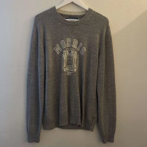 Morris tröja - Riktigt snygg Morris tröja, den är använd några gånger men fortfarande i riktigt bra skick Tveka inte på att höra av dig vid funderingar🙌🏻