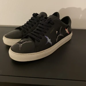 arigatos - säljer dessa snygga arigatos, knappt använda dem är som nya. (box finns)