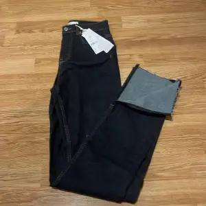 Sprillans nya high waist slit jeans (Rinse) från Gina tricot. Beställde via hemsida och dom blev alldeles för stora/långa för mig. Nypris 499kr säljer för 300kr pgr av att dom är oanvända. Det är en slits på nedre delen av jeansen. +frakt