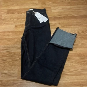 Jeans - Sprillans nya high waist slit jeans (Rinse) från Gina tricot. Beställde via hemsida och dom blev alldeles för stora/långa för mig. Nypris 499kr säljer för 300kr pgr av att dom är oanvända. Det är en slits på nedre delen av jeansen. +frakt