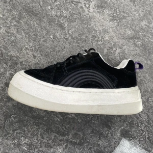 eytys sonic suede black - säljer dessa coola sneakers pga kommer tyvärr inte till användning! använd fåtal gånger så i fantastiskt skick. aningen stora i storleken, har 38-39 i skor och dessa passar mig bra. orginalkartong medföljes! nypris 1800kr. 