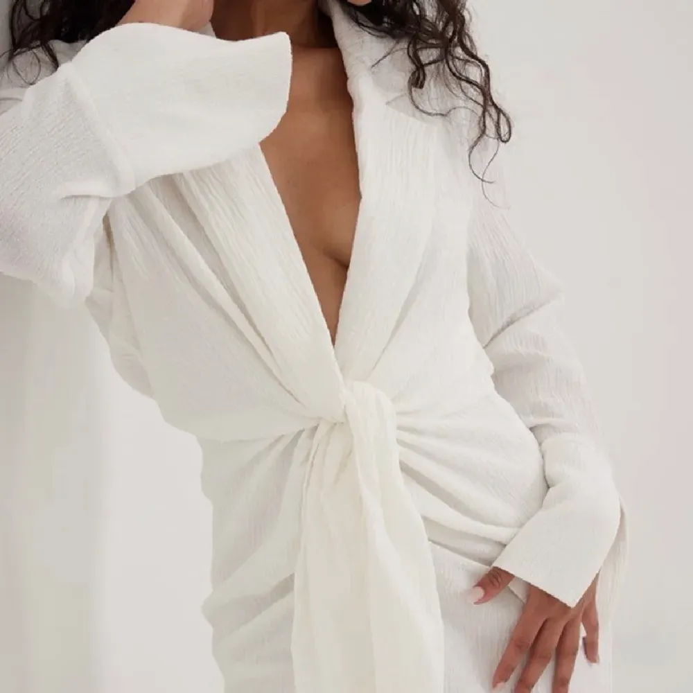 Säljer denna PERFEKTA vita klänning från Lojsan Wallins kollektion med na-kd. Skulle vara så så fin till exempelvis studenten! Använd en gång, storlek 34.  Säljer för 500kr + frakt🤍🤍🤍. Klänningar.
